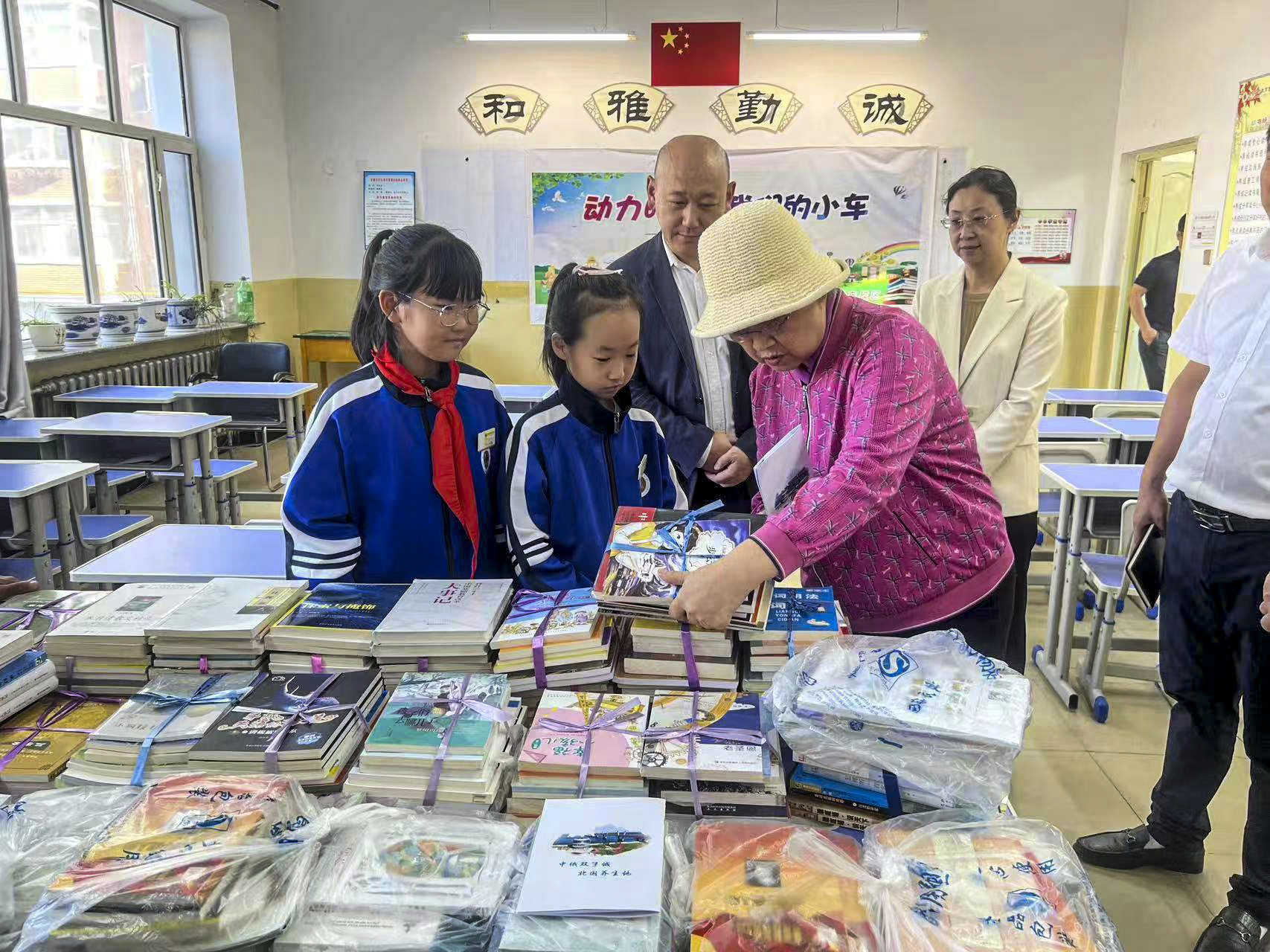 中国下一代教育基金会第一届理事会理事长田淑兰到黑河市爱辉区幸福乡中心学校调研，对教师长期坚守农村教育事业的奉献精神给予高度评价，对学校的发展给予充分肯定