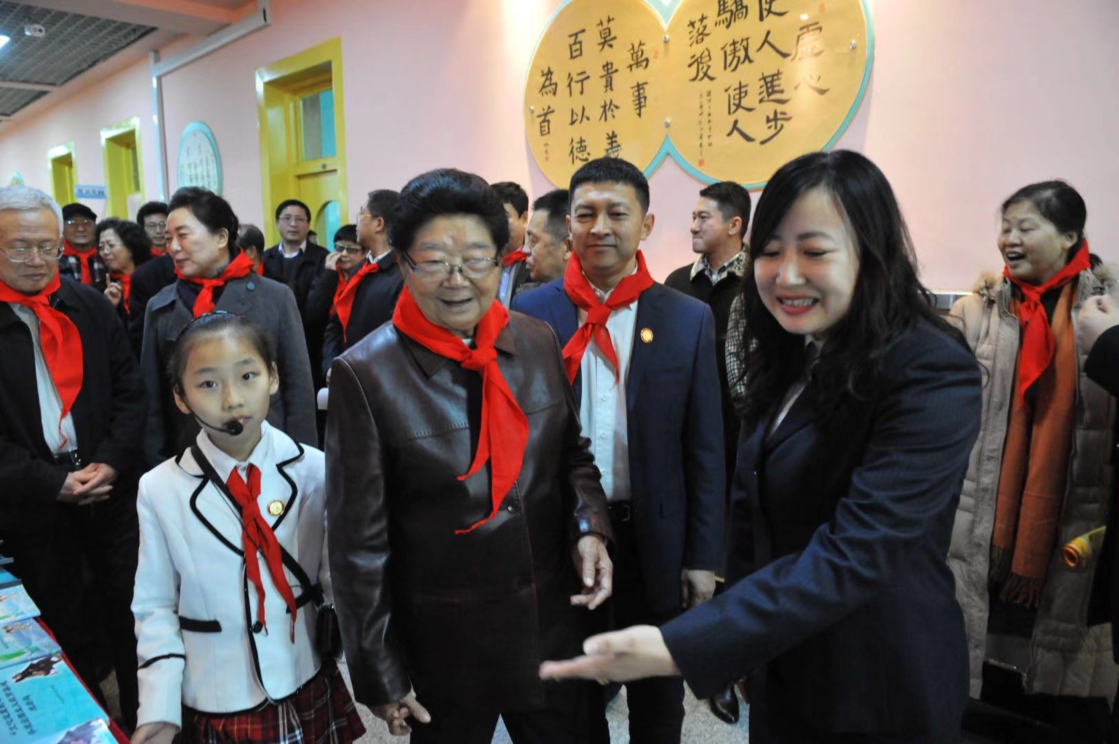 中国关心下一代工作委员会主任顾秀莲和省市领导视察哈尔滨市尚志小学校，对道里区委组织部与区教育局、区关工委联手打造校园“青少年党史教育基地”的做法给予充分肯定